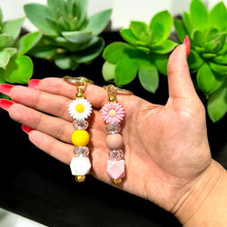 Sunflower keychain – gold-tone metal keyring with daisy-style sunflower charm for bags, keys, and gift accessories
