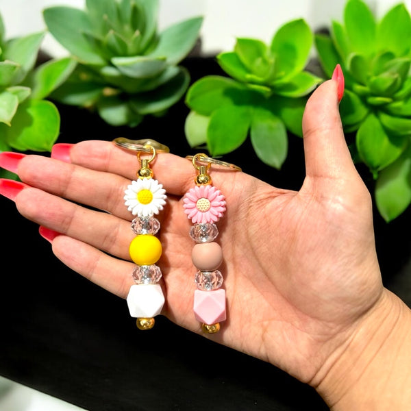 Sunflower keychain – gold-tone metal keyring with daisy-style sunflower charm for bags, keys, and gift accessories